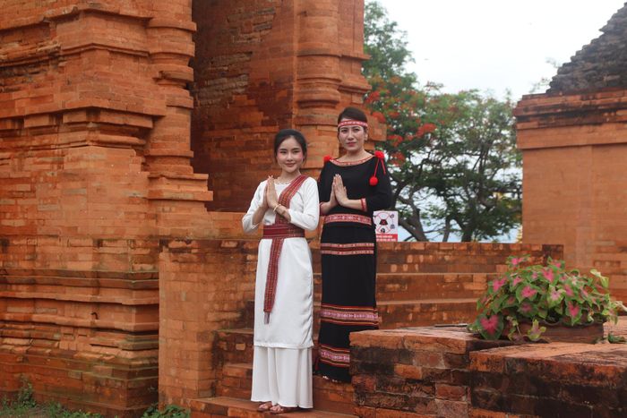Du khách chụp hình lưu niệm tại di tích tháp Pô Sah Inư