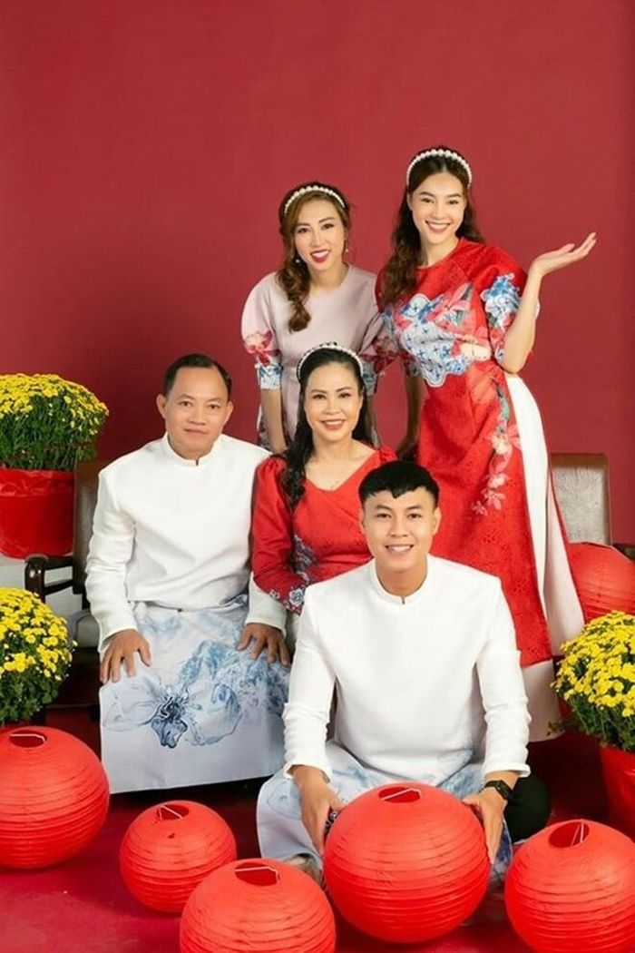 Chính bà là người ủng hộ Lan Ngọc theo nghệ thuật, trong khi chồng muốn con gái theo ngành công an.