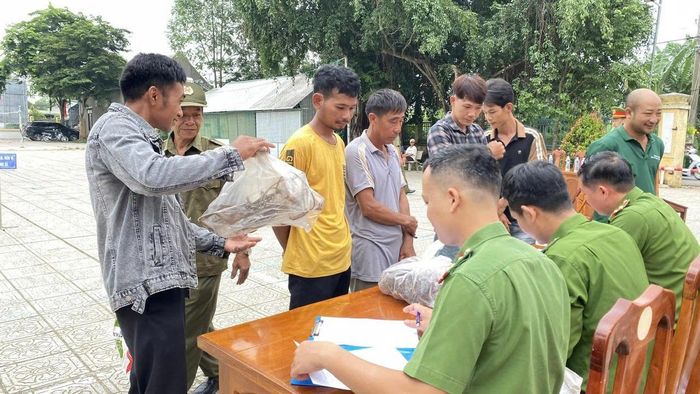 Lực lượng chức năng xã Cát Tiên 3 tiếp nhận các loại vũ khí, công cụ vi phạm do người dân giao nộp