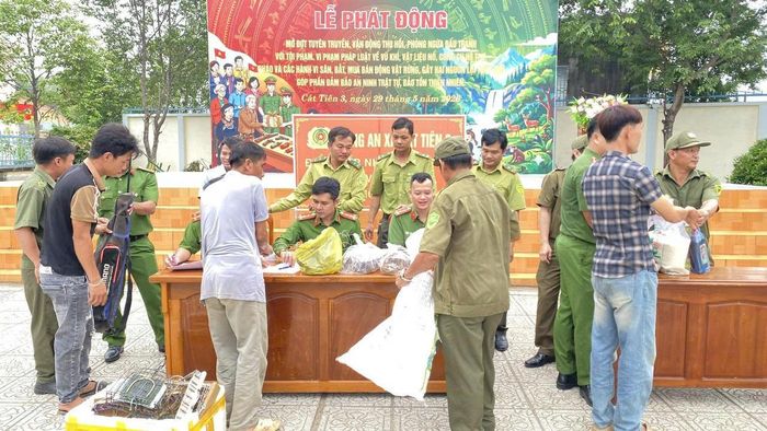 Công an xã Cát Tiên 3 tuyên truyền, vận động người dân giao nộp VK, VLN, CCHT trái phép