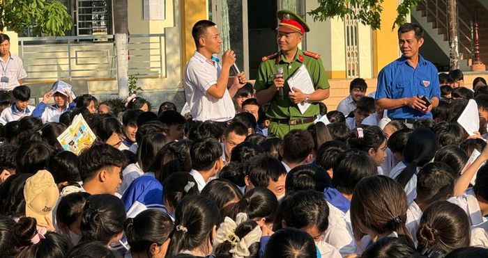 Công an xã Nam Dong tuyên truyền phòng, chống bạo lực học đường. Ảnh Tư liệu