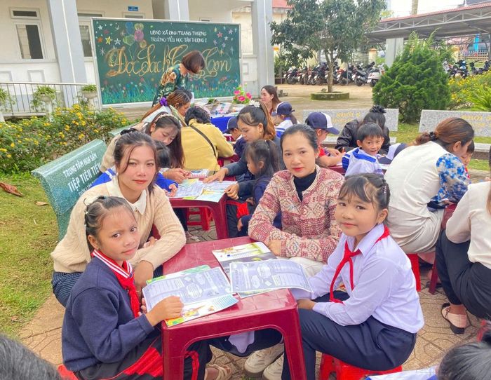 Phụ huynh đồng hành với con trong hoạt động phát triển văn hóa đọc tại Trường Tiểu học Tân Thượng I
