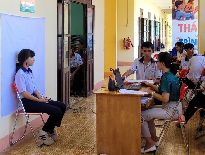 Cán bộ Trung tâm Y tế Quân dân y Đặc khu Phú Quý số hóa kết quả khám sức khỏe học sinh, tạo lập Sổ sức khỏe điện tử tích hợp trên ứng dụng VNeID và hệ thống bảo hiểm y tế