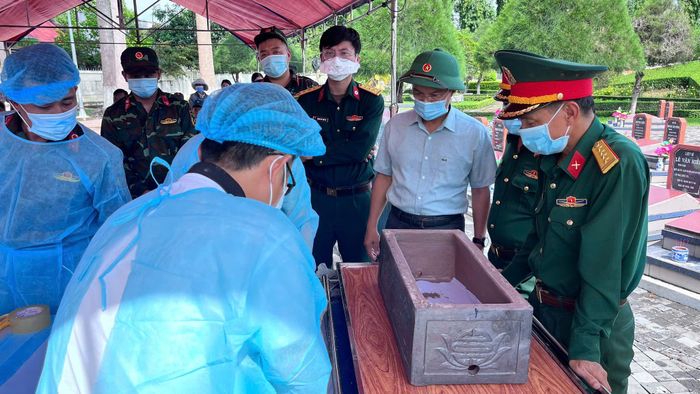 Đồng chí Đinh Văn Tuấn, Tỉnh ủy viên, Phó Chủ tịch UBND tỉnh, Trưởng Ban Chỉ đạo 515 tỉnh Lâm Đồng trực tiếp theo dõi, chỉ đạo công tác lấy mẫu tại Nghĩa trang Liệt sĩ Đức Linh