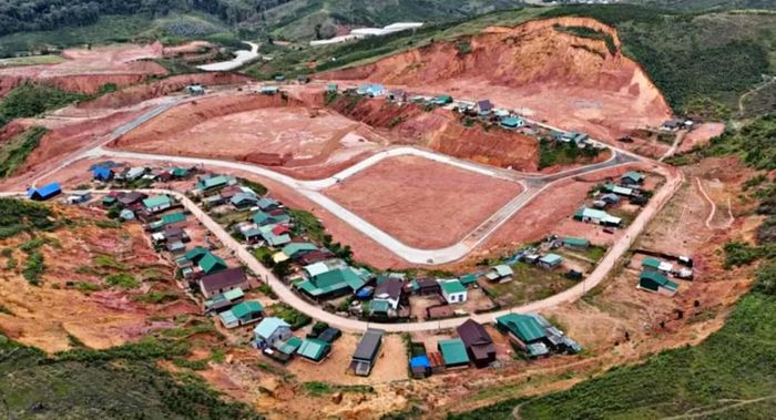 Tình trạng sạt lở đất đang đe dọa hàng chục hộ dân tại dự án Bố trí dân cư vùng đặc biệt khó khăn thôn K’Nớ 5