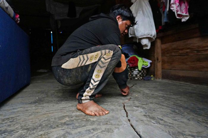Nền nhà dân bị nứt do sạt lở taluy âm kéo dài từ mùa mưa năm 2025