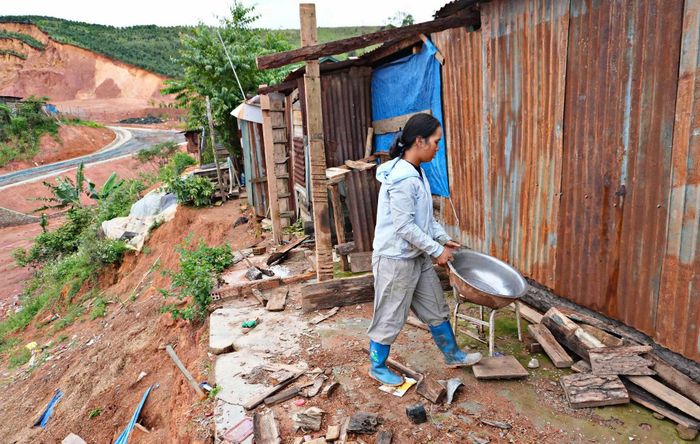 Gia đình chị Ka Duyệt cho biết, phần bếp của gia đình đã bị "cuốn trôi" khi sạt lở ăn sâu vào nhà