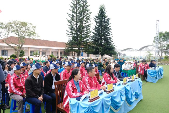 Lãnh đạo địa phương cùng đông đảo cán bộ, đoàn viên, hội viên và Nhân dân trên địa bàn tham dự buổi lễ 
