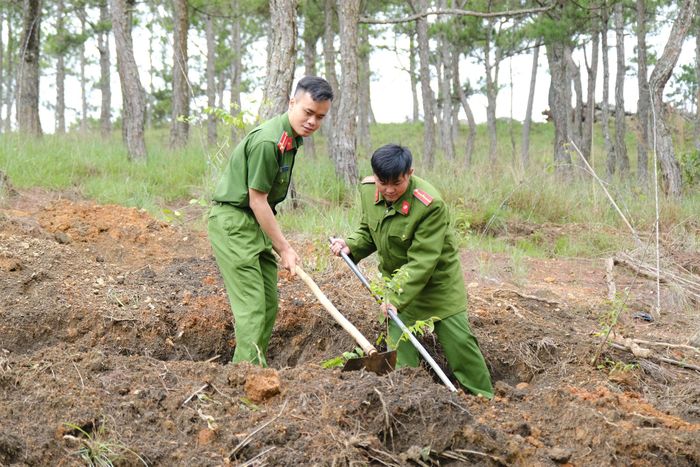 Công an phường Xuân Trường - Đà Lạt tham gia trồng cây tại Nghĩa trang Liệt sĩ phường Xuân Trường - Đà Lạt