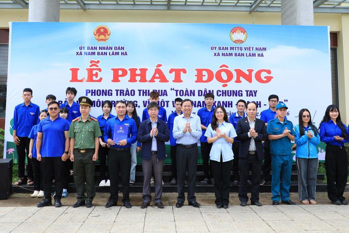 Lãnh đạo tỉnh Lâm Đồng và xã Nam Ban Lâm Hà chụp hình lưu niệm cùng đội thanh niên tình nguyện xung kích bảo vệ môi trường (Ảnh: Lê Phước)
