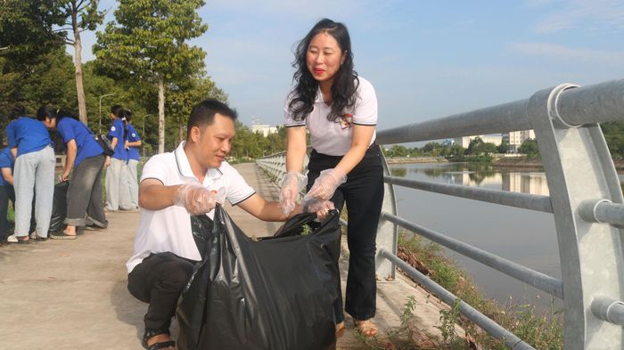 Lãnh đạo Ủy ban MTTQ Việt Nam phường cùng tham gia dọn dẹp vệ sinh môi trường đường Nguyễn Gia Tú