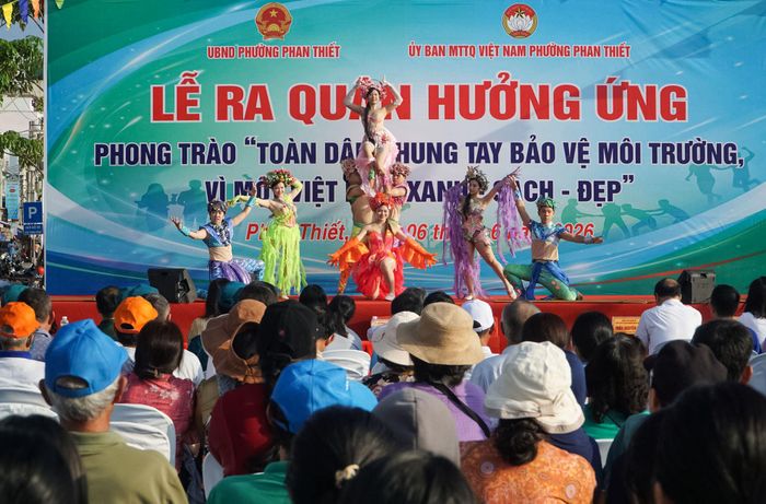 Tiết mục văn nghệ chào mừng lễ ra quân tại phường Phan Thiết, tỉnh Lâm Đồng (Ảnh: Hữu Phúc)