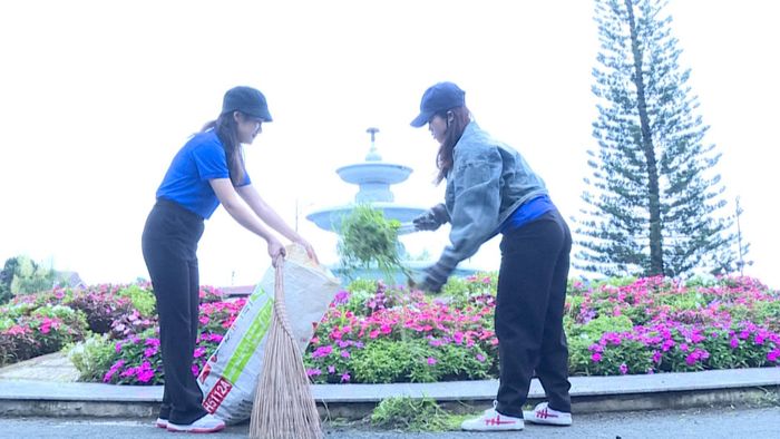 Đoàn viên, thanh niên Báo và Phát thanh - Truyền hình Lâm Đồng tham gia dọn dẹp vệ sinh môi trường