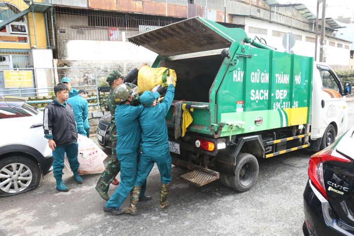 Các lực lượng phường Xuân Hương - Đà Lạt thu gom rác thải rắn, rác thải cồng kềnh (Ảnh: Nguyễn Luân)