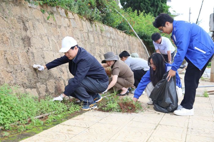 Lãnh đạo tỉnh Lâm Đồng và phường Lang Biang - Đà Lạt tham gia dọn dẹp môi trường, thu gom rác thải tại các tuyến đường (Ảnh: Đặng Hiền)