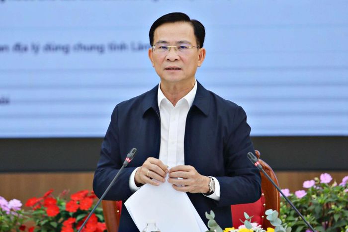 Ủy viên Ban Chấp hành Trung ương Đảng, Phó Bí thư Tỉnh ủy, Chủ tịch UBND tỉnh Hồ Văn Mười yêu cầu các đơn vị, địa phương, chủ đầu tư nhận thức rõ trách nhiệm trong giải ngân vốn đầu tư công