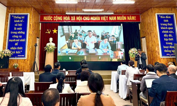 Phó Chủ tịch UBND tỉnh Nguyễn Ngọc Phúc phát biểu từ đầu cầu Phường 1 Bảo Lộc