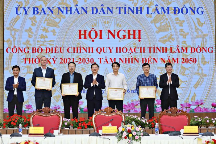 Lãnh đạo tỉnh Lâm Đồng tặng Bằng khen cho các đơn vị đóng góp xuất sắc vào việc hoàn thành tốt nhiệm vụ bước đầu trong điều chỉnh quy hoạch tỉnh