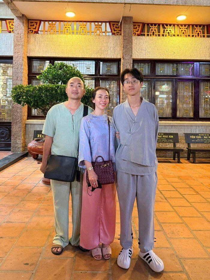 Quý tử Thu Trang - Tiến Luật có chiều cao nổi bật.