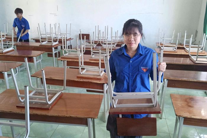 Đoàn viên, thanh niên xã Quảng Khê tham gia dọn dẹp vệ sinh khu vực điểm thi Trường THPT Đắk Glong chuẩn bị cho Kỳ thi tốt nghiệp THPT năm 2026