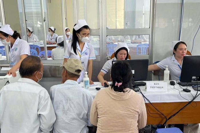 Khâu tiếp nhận bệnh của Bệnh viện Đa khoa Bình Thuận khám sàng lọc cho người dân phường Bình Thuận