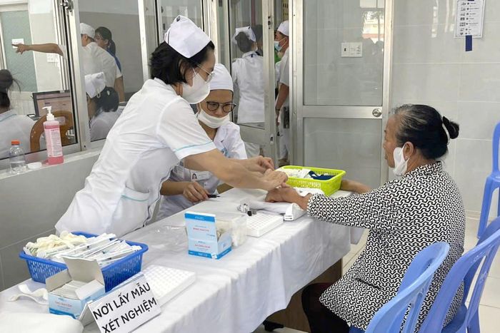 Xét nghiệm máu cho người dân phường Bình Thuận tại Bệnh viện Đa khoa Bình Thuận