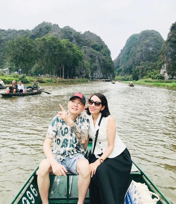 Từ tập thể dục, đi chơi hay đến bệnh viện, diễn viên Tùng Dương đều có vợ ở bên.