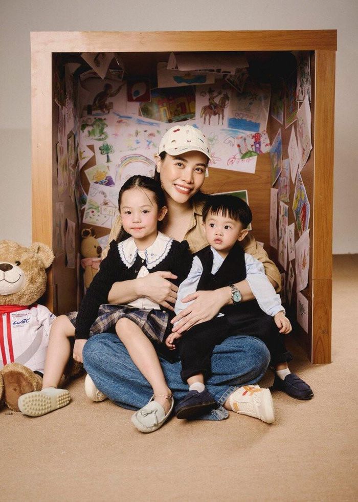 Cả 2 con của cặp đôi đều được rèn tính kỷ luật từ sớm.