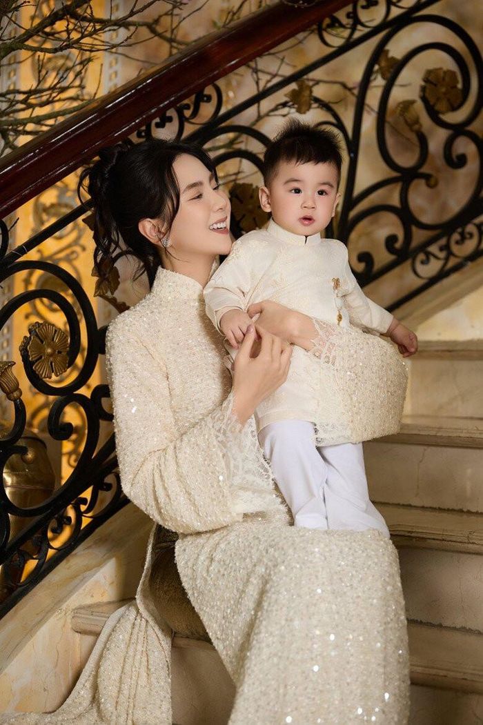 Bé Panda được mẹ chăm khéo léo, phát triển vượt trội.
