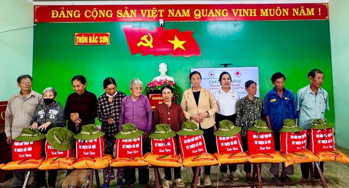 Người cao tuổi có hoàn cảnh khó khăn nhận quà tặng từ chương trình