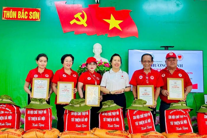 Bà Nguyễn Thị Thanh Nhàn - Phó Chủ tịch Hội Chữ thập đỏ tỉnh trao bằng ghi nhận tấm lòng vàng của đoàn thiện nguyện
