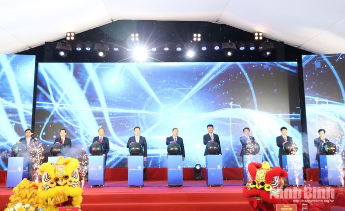 Ninh Bình tăng tốc bứt phá với hàng loạt dự án kinh tế - xã hội trọng điểm được khởi công. (Trong ảnh: Đồng chí Phạm Gia Túc, Ủy viên Bộ Chính trị, Bí thư Trung ương Đảng, Phó Thủ tướng Thường trực Chính phủ và các đại biểu thực hiện nghi thức khởi công Dự án Khu Công nghiệp Xuân Kiên giai đoạn I).
