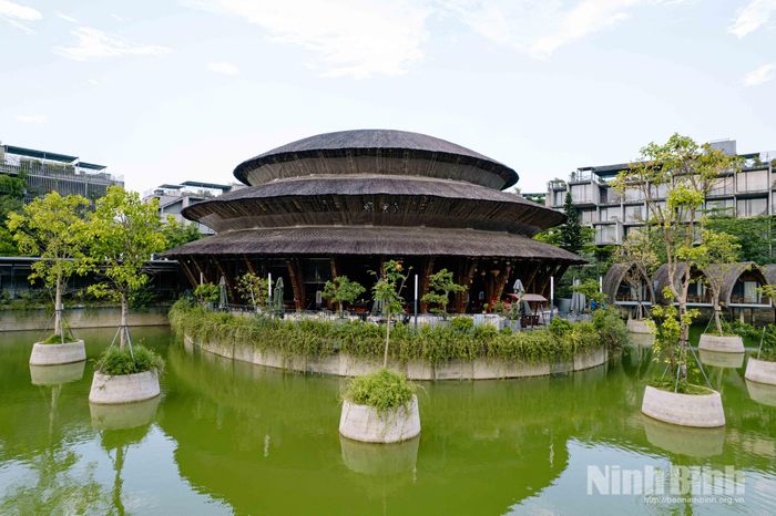 Không gian xanh, trong lành cùng kiến trúc tre độc đáo mang đến cho du khách những trải nghiệm gần gũi với thiên nhiên.