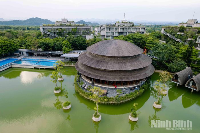 Với diện tích hơn 1.000m², nhà tre được xem là một trong những công trình tre quy mô lớn nhất Đông Nam Á.