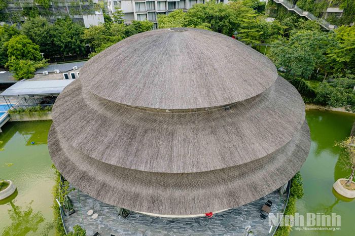 Kiến trúc mái vòm ba lớp lấy cảm hứng từ hình ảnh chiếc nón lá truyền thống của Việt Nam.