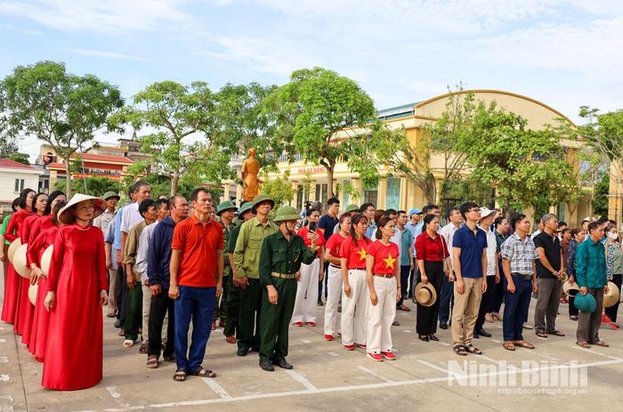 Lực lượng cán bộ, đảng viên, đoàn viên, hội viên và các em học sinh tham dự Lễ phát động. Ảnh: Phạm Hiền