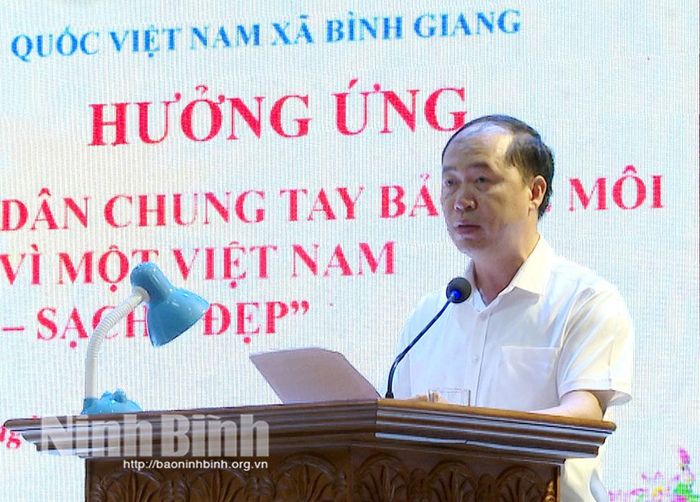 Đồng chí Nguyễn Quang Nghiệp, Bí thư Đảng ủy, Chủ tịch HĐND xã Bình Giang phát biểu tại Lễ phát động. Ảnh: Nguyễn Oanh