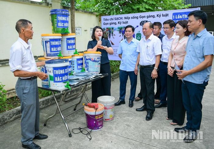Các đại biểu tham quan mô hình xây dựng tiêu chí “Số - Sáng - Xanh - Sạch”. Ảnh: Trường Giang
