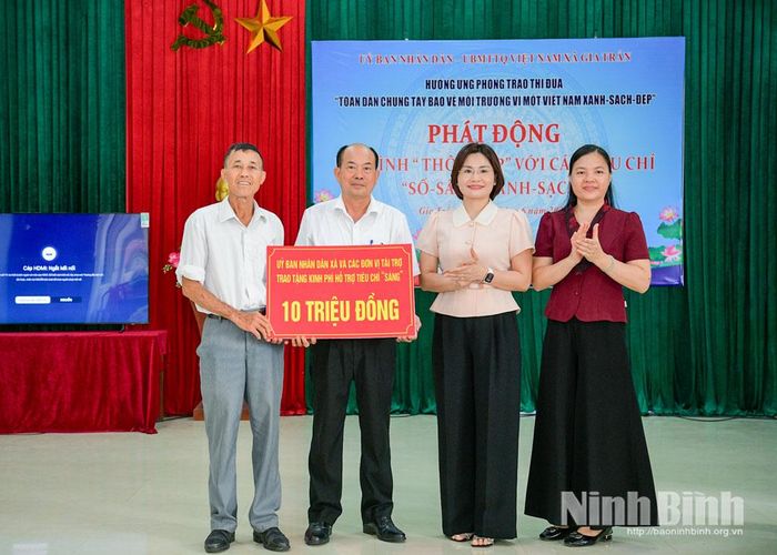 Lãnh đạo xã trao kinh phí hỗ trợ Thôn 5 xây dựng tiêu chí “Số - Sáng - Xanh - Sạch”. Ảnh: Trường Giang