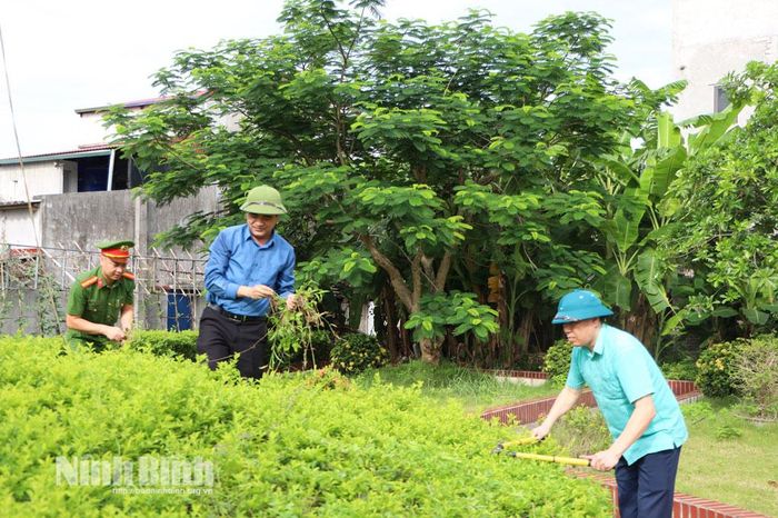 Các lực lượng trên địa bàn xã Bình Giang ra quân chỉnh trang cảnh quan môi trường tại các khu dân cư, khu vực công cộng. Ảnh: Nguyễn Oanh