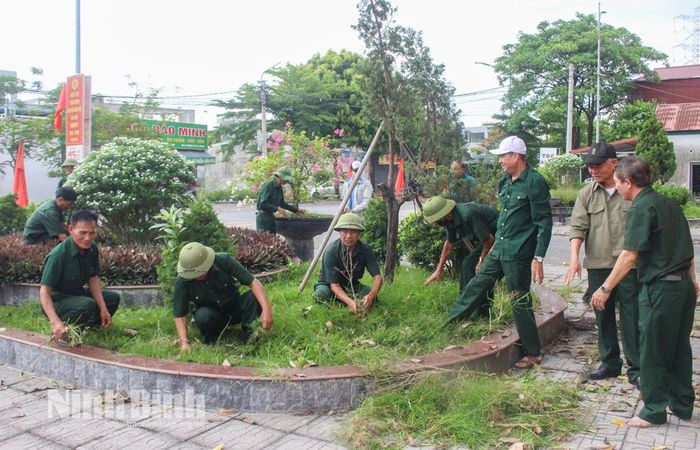 Các hội viên Hội Cựu chiến binh phường tham gia dọn vệ sinh môi trường. Ảnh: Chu Bình