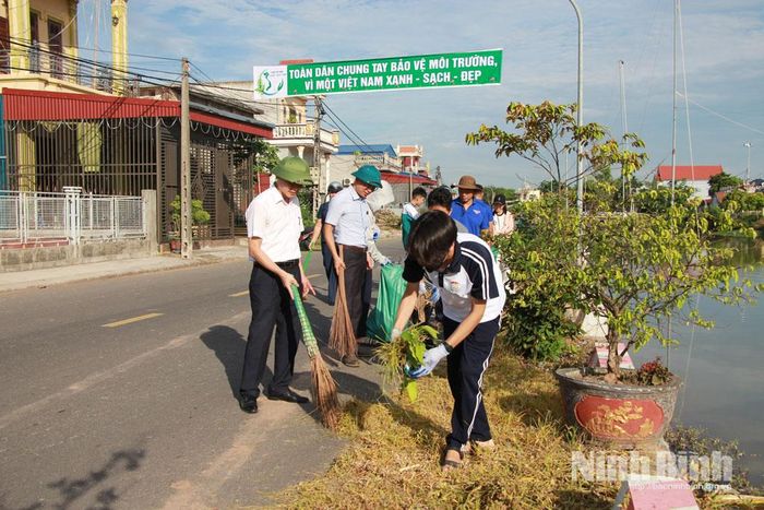 Lãnh đạo UBND, Ủy ban MTTQ Việt Nam xã Ninh Cường và đoàn viên thanh niên tham gia quét dọn vệ sinh tại đường liên xã. Ảnh: Trần Hồng Minh