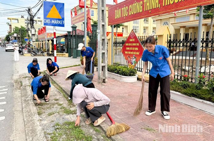 Ngay sau Lễ phát động, đông đảo đoàn viên thanh niên xã Minh Thái tham gia tổng vệ sinh môi trường. Ảnh: Hoa Xuân