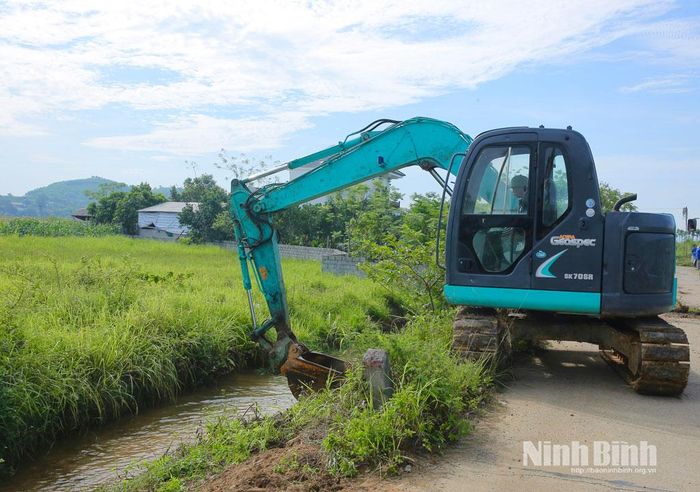 Xã Phú Long triển khai nạo vét kênh mương trên địa bàn. Ảnh: Anh Tuấn