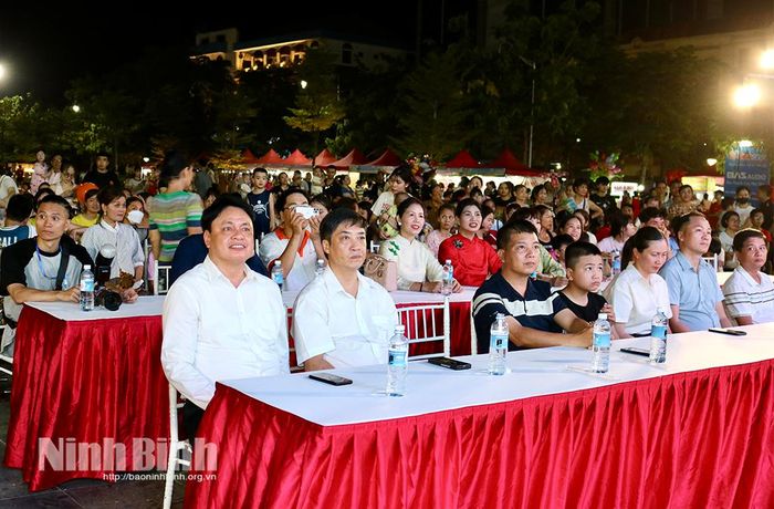 Đồng chí Trần Minh Thắng, Ủy viên Ban Thường vụ Tỉnh ủy, Bí thư Đảng ủy, Chủ tịch HĐND phường Nam Định và các đại biểu dự chương trình.