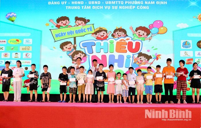 Đồng chí Trần Minh Thắng, Ủy viên Ban Thường vụ Tỉnh ủy, Bí thư Đảng ủy, Chủ tịch HĐND phường Nam Định và các đại biểu tặng quà cho trẻ em có hoàn cảnh khó khăn.
