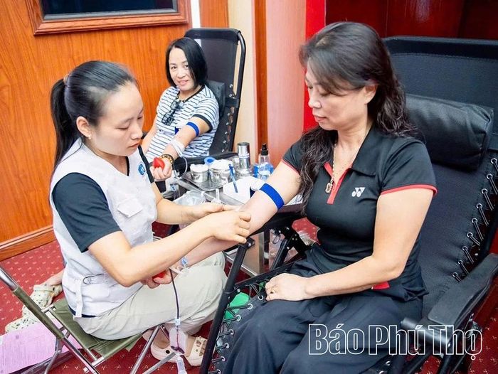 Tinh thần tương thân tương ái được cán bộ, hội viên các hội đoàn thể xã Lâm Thao thể hiện qua việc tích cực tham gia hiến máu tình nguyện.
