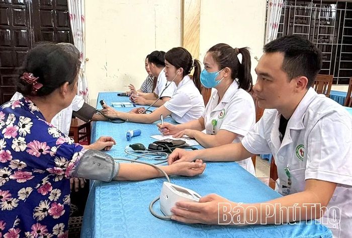 Các y, bác sĩ Bệnh viện Đa khoa tỉnh khám bệnh, tư vấn sức khỏe và cấp phát thuốc miễn phí cho người dân thuộc diện chính sách và gia đình có hoàn cảnh khó khăn trên địa bàn xã.