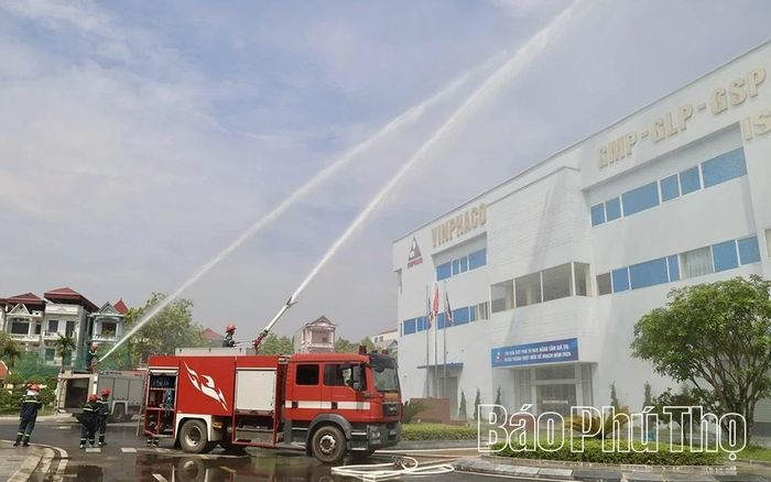 Cán bộ Phòng Cảnh sát PCCC&amp;CNCH, Công an tỉnh và người lao động Công ty Cổ phần Dược phẩm Vĩnh Phúc xử lý các tình huống cháy giả định và tham gia thực tập phương án chữa cháy, cứu nạn, cứu hộ nạn.