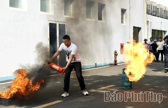 Cán bộ, người lao động Công ty Cổ phần Dược phẩm Vĩnh Phúc thực hành sử dụng bình chữa cháy.